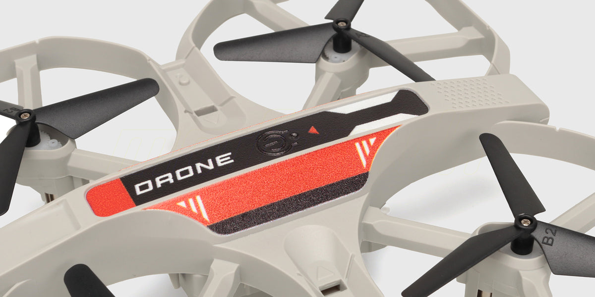 Hvid Chameleon FPV Drone med kamera og beskyttelsesramme omkring propellerne