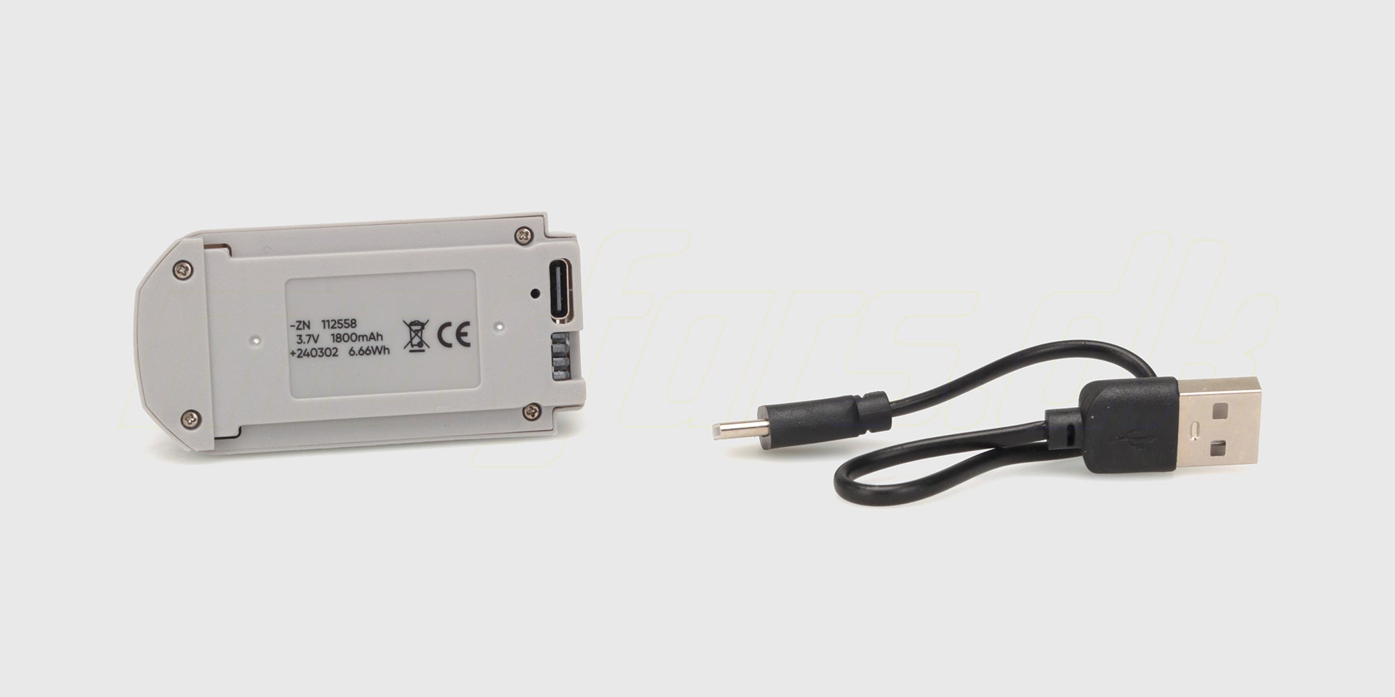 Sort batteripakke og hvidt USB-ladekabel til Drone GT3 vist på en ren hvid baggrund.