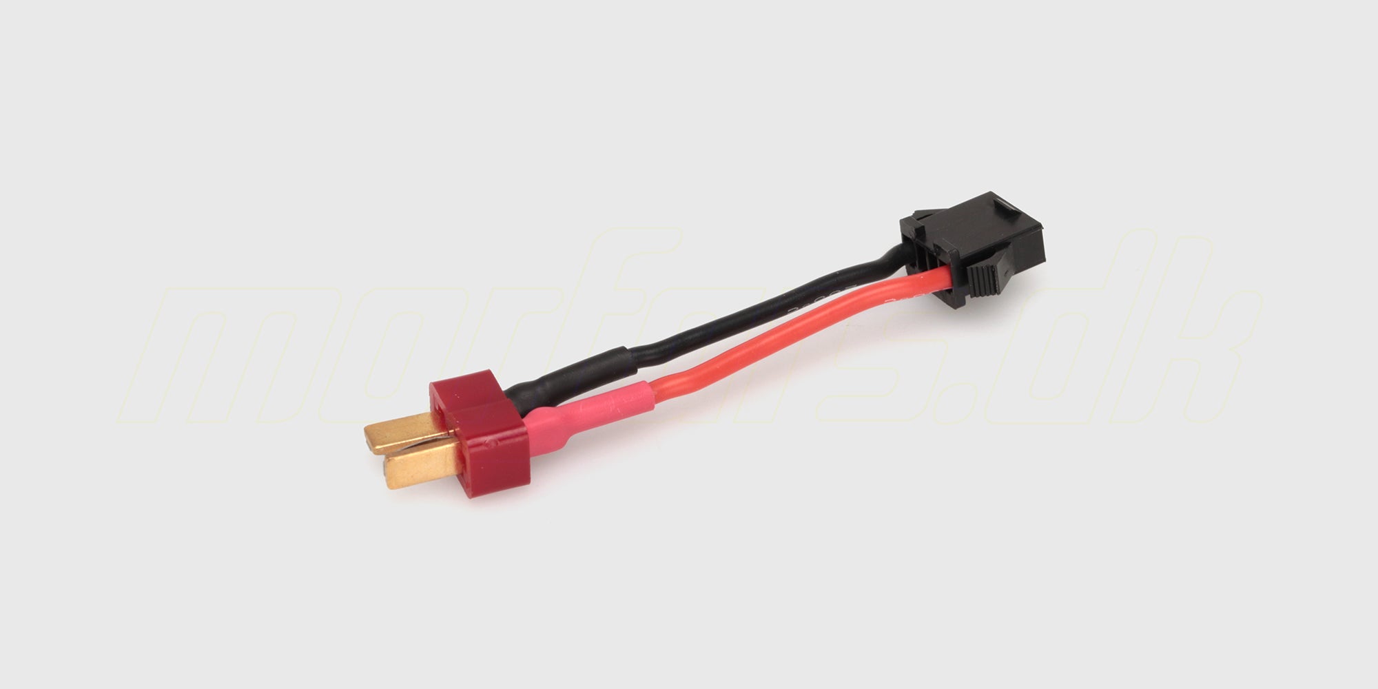 SMP 4pin adapter med røde og sorte ledninger til tilslutning i en fjernstyret bil.