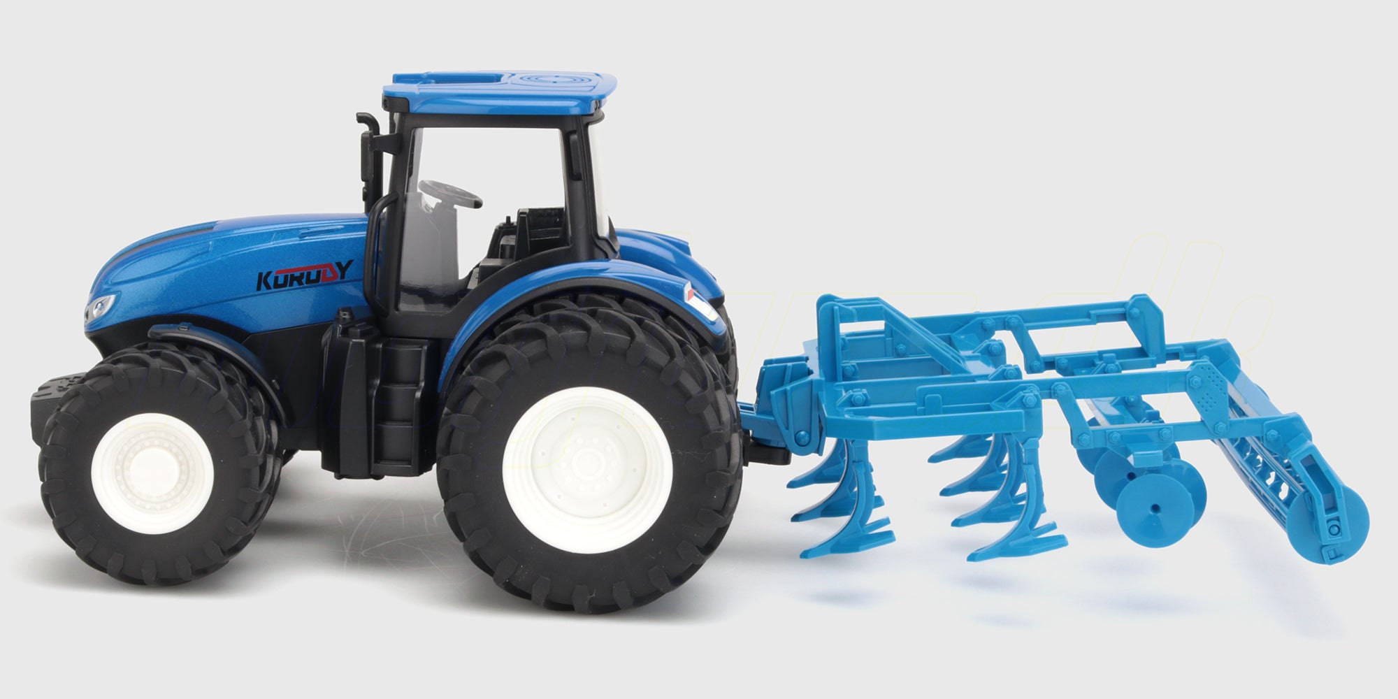 Grøn fjernstyret traktor med rød anhænger og store gummihjul klar til leg.