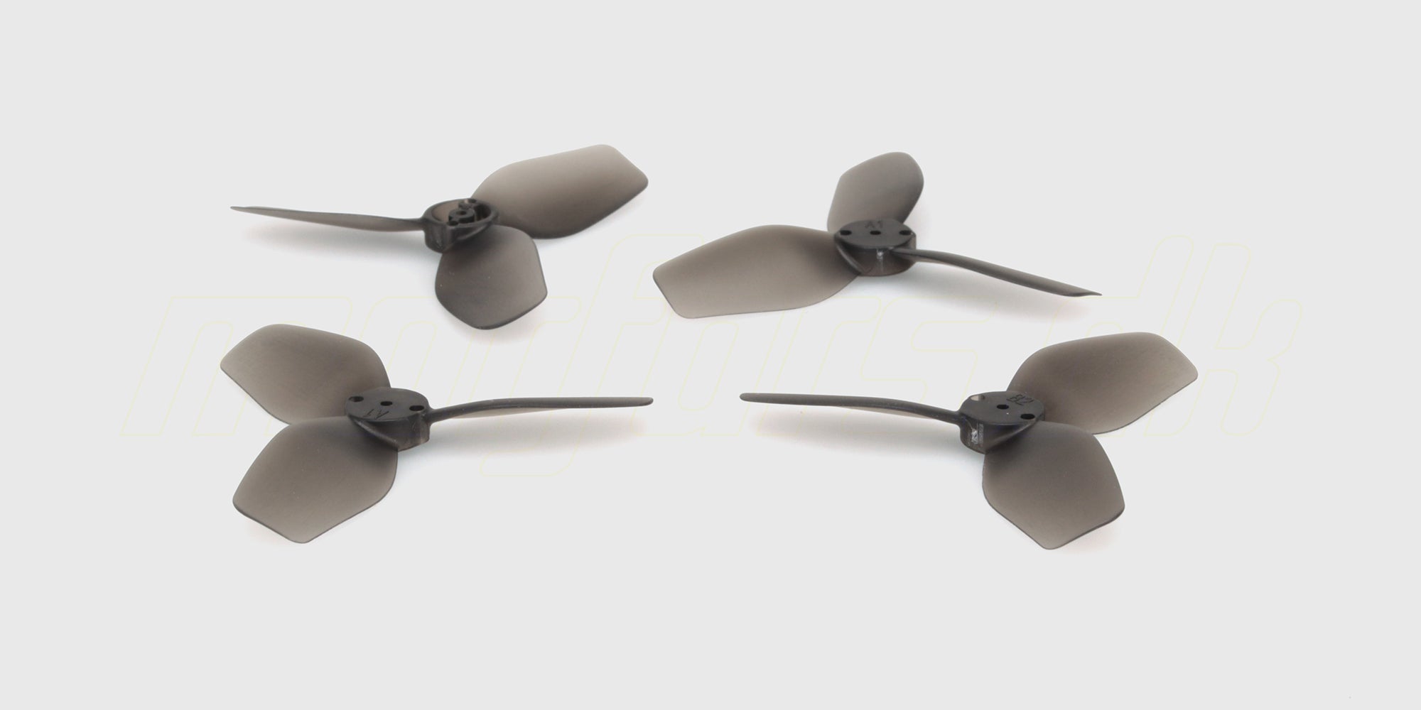 Sorte og hvide reservepropeller til M6 Zoomer drone klar til montering.