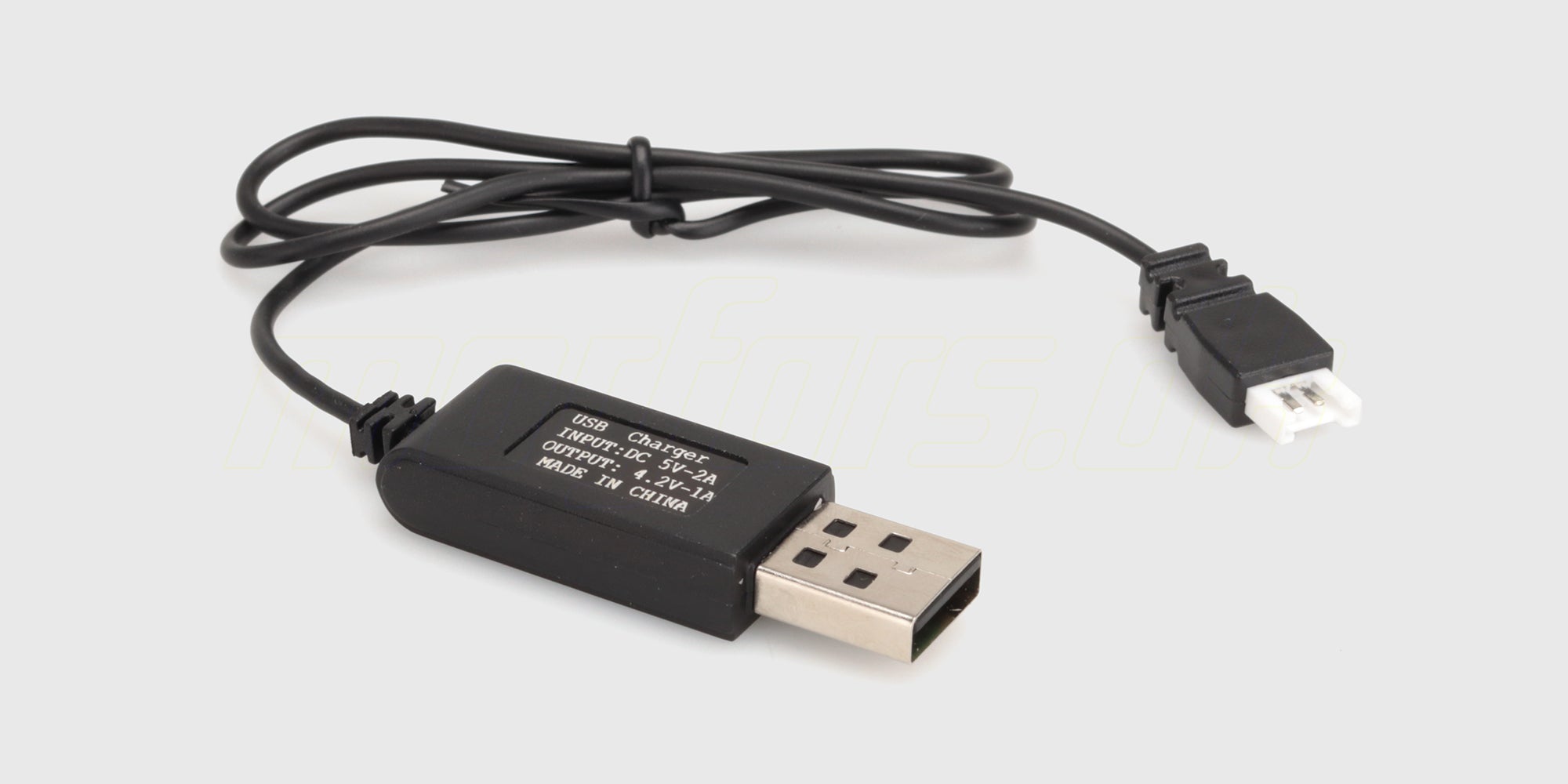 Sort USB-oplader til STX8B fjernstyret bil med hvidt ladestik vist på hvid baggrund.