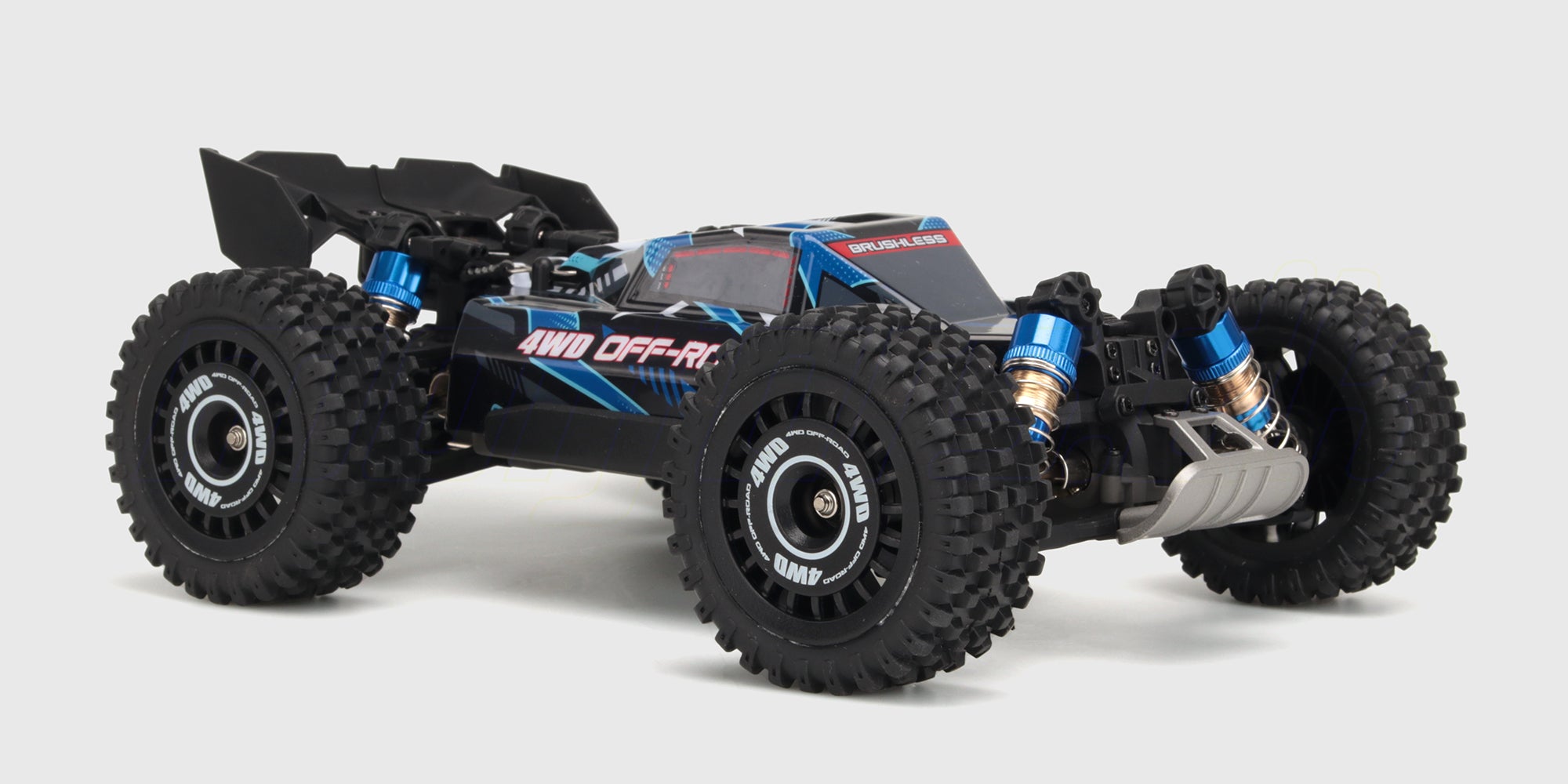 Rød og sort MJX HyperGo Buggy 3S fjernstyret offroad buggy set skråt fra siden på hvid baggrund.