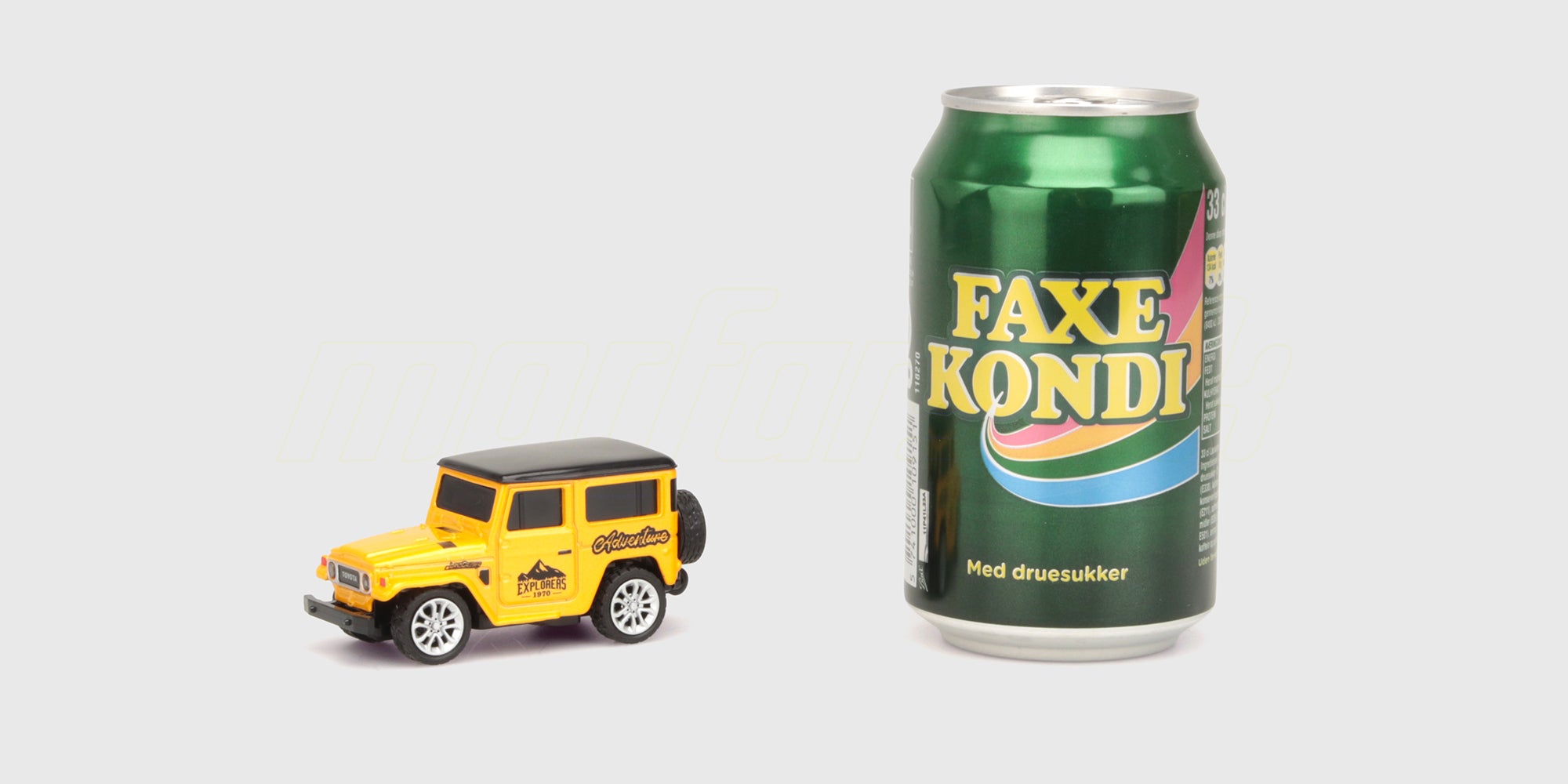 Gul Mini RC Car Land Cruiser ved siden af sodavandsdåse som størrelsessammenligning