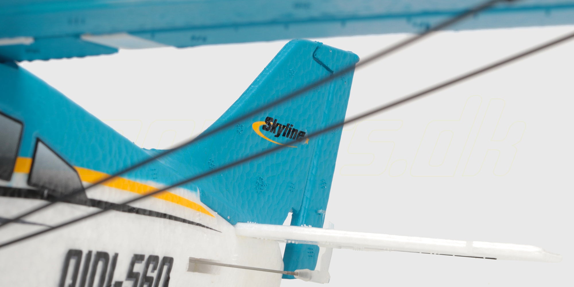 Hvidt og blåt Qidi-560 Brushless sportsfly med rød propel set fra siden på hvid baggrund.