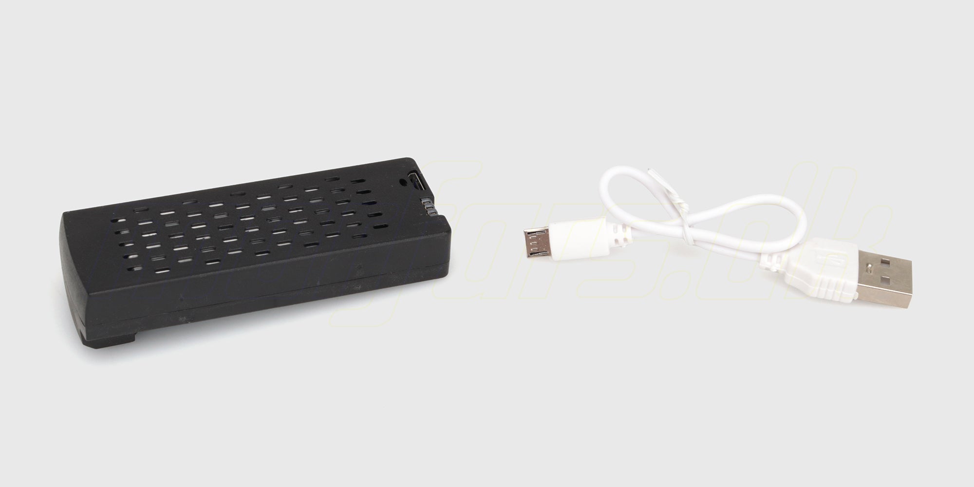Sort batteri og sort USB-ladekabel til Drone Recon XV1 vist pÄ en hvid baggrund.