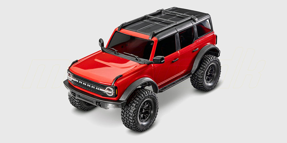 Mørkeblå TRX-4M Ford Bronco fjernstyret crawler set skråt forfra på hvid baggrund.