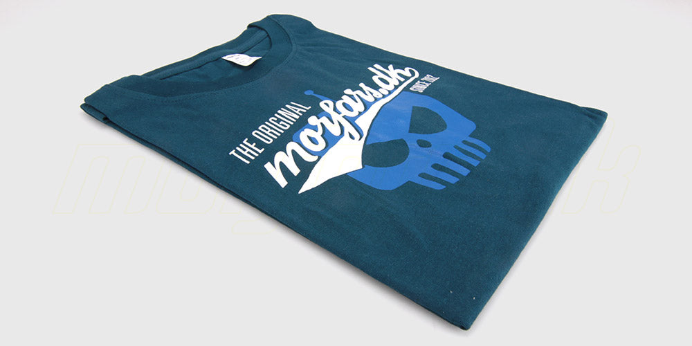 Sort Morfars.dk t-shirt med et iøjnefaldende blåt dødningehoved grafisk print.