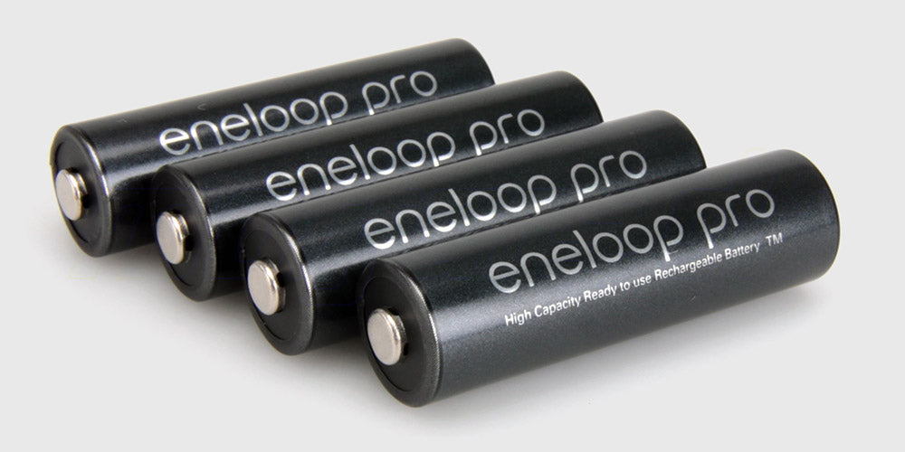 Pakke med fire sorte Panasonic eneloop PRO genopladelige AA-batterier med høj kapacitet på 2500mAh.