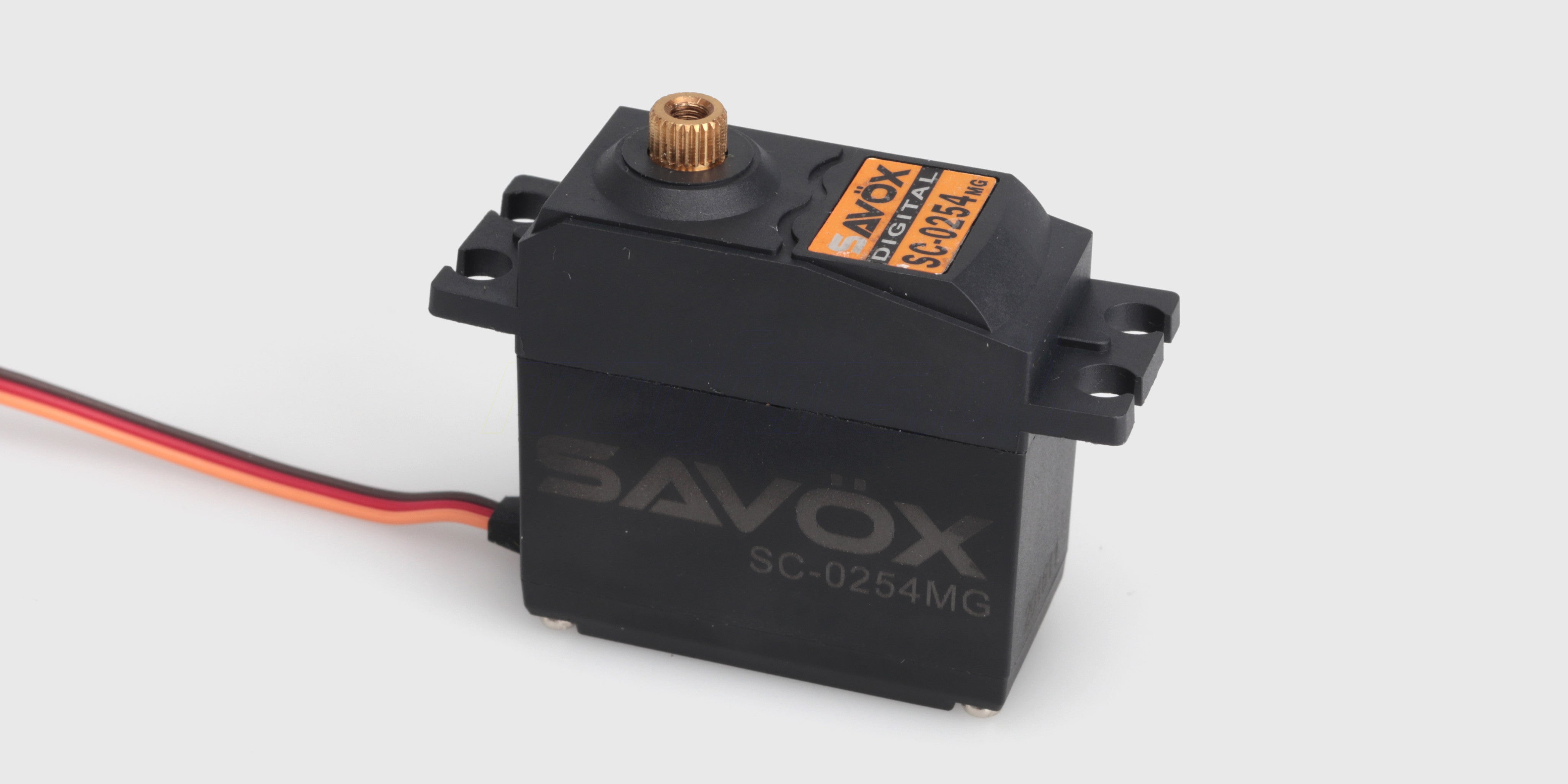 Savox SC-0254MG digital servo med metalgear til fjernstyrede biler vist i original emballage.