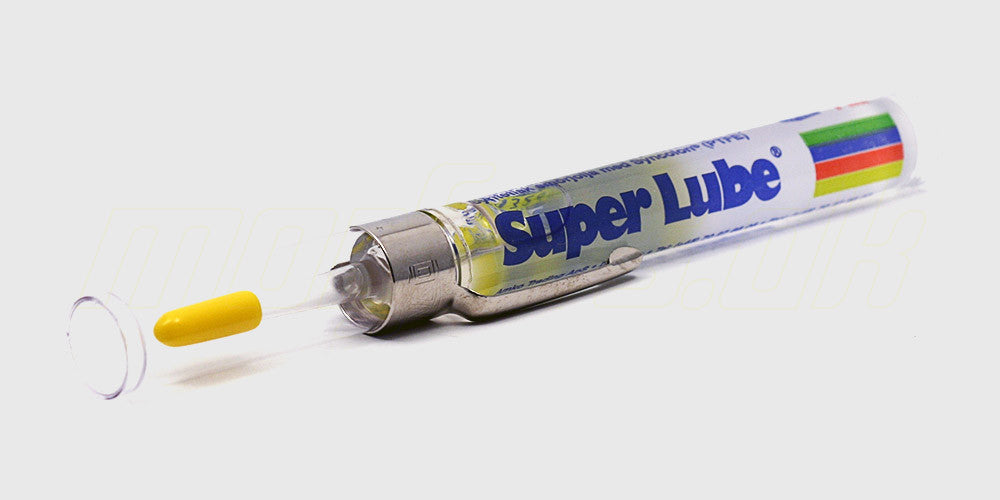 Præcisionsbeholder med 7ml Super Lube olie til smøring af bevægelige dele på fjernstyrede biler.