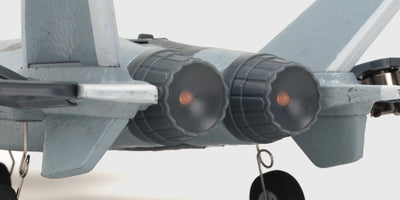 Gråt Fighter Jet Brushless fjernstyret fly med camouflage-mønster set fra siden på hvid baggrund.