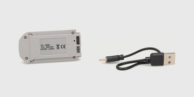 Sort batteripakke og hvidt USB-ladekabel til Drone GT3 vist på en ren hvid baggrund.