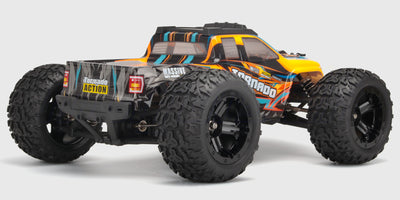 Tornado Brushless fjernstyret bil med kraftfuld motor vist i aktion på græsset.