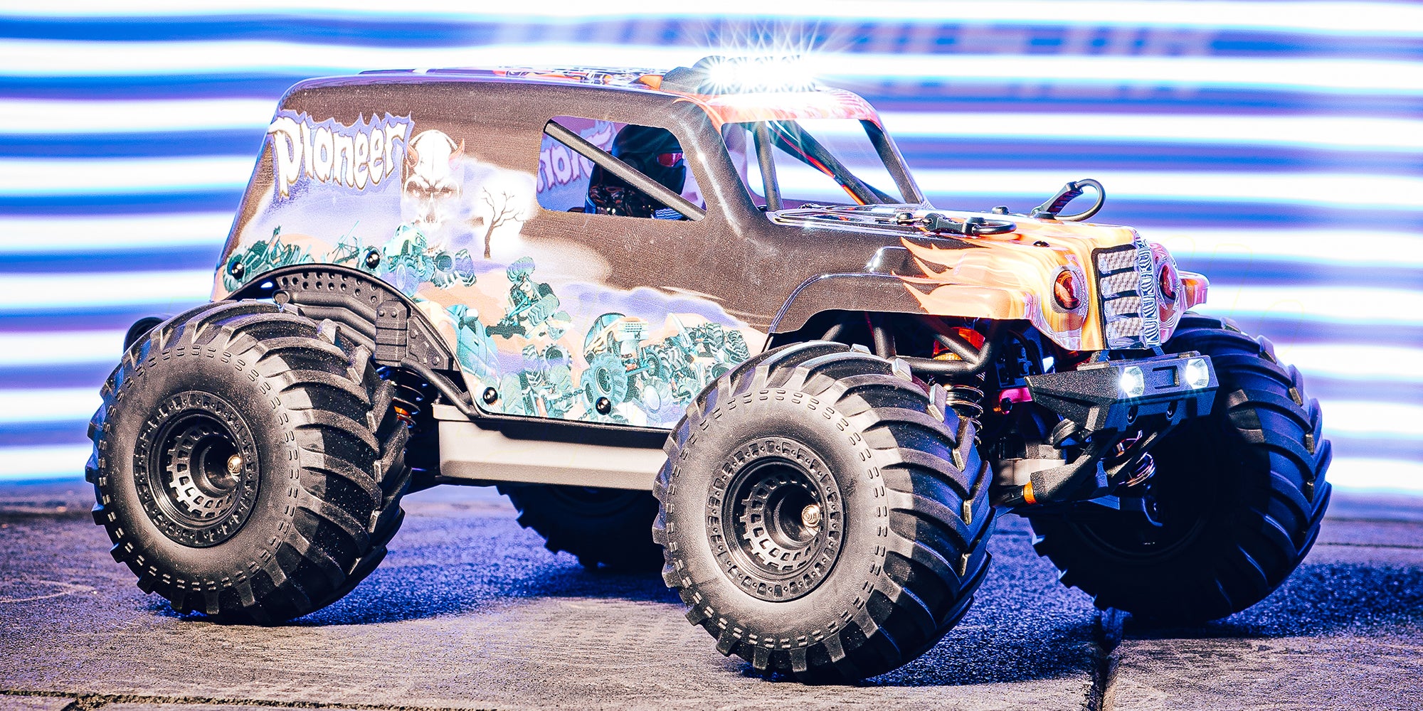 Hurricane XL brushless monster truck i fuld fart over ujævnt terræn på en tør grusvej.