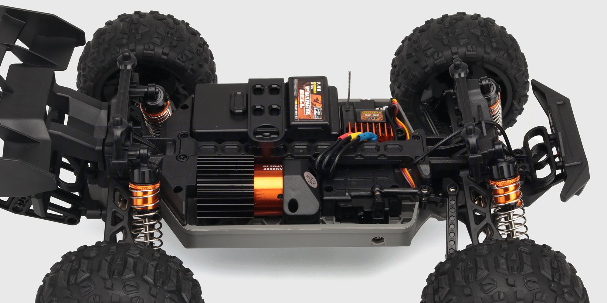 Hurricane XL Brushless fjernstyret racerbil i blå og hvid finish set fra siden på hvid baggrund.
