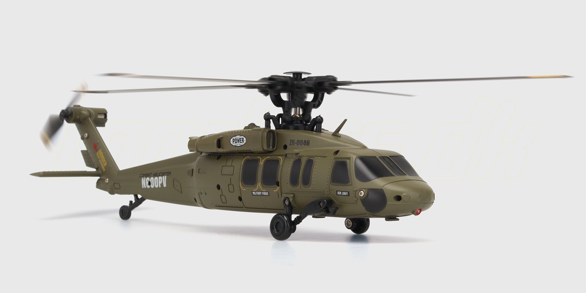 Sort og rød Helikopter Top Hunter med fire rotorblade og hvid hale, set skråt forfra mod en hvid baggrund.