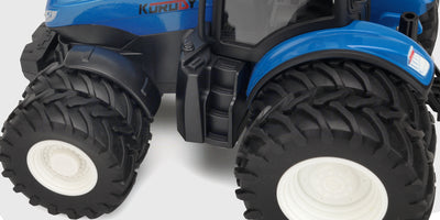 Grøn Korody fjernstyret traktor med bevægelig frontlæsser og store dæk til leg på bondegården.