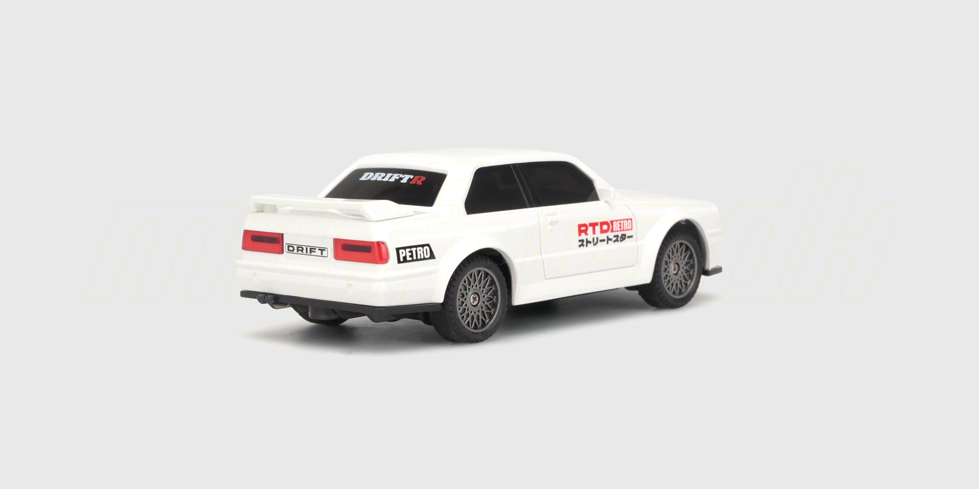 Hvid Legend Drift Elite fjernstyret driftbil med aerodynamisk vinge og sorte detaljer vist fra siden.