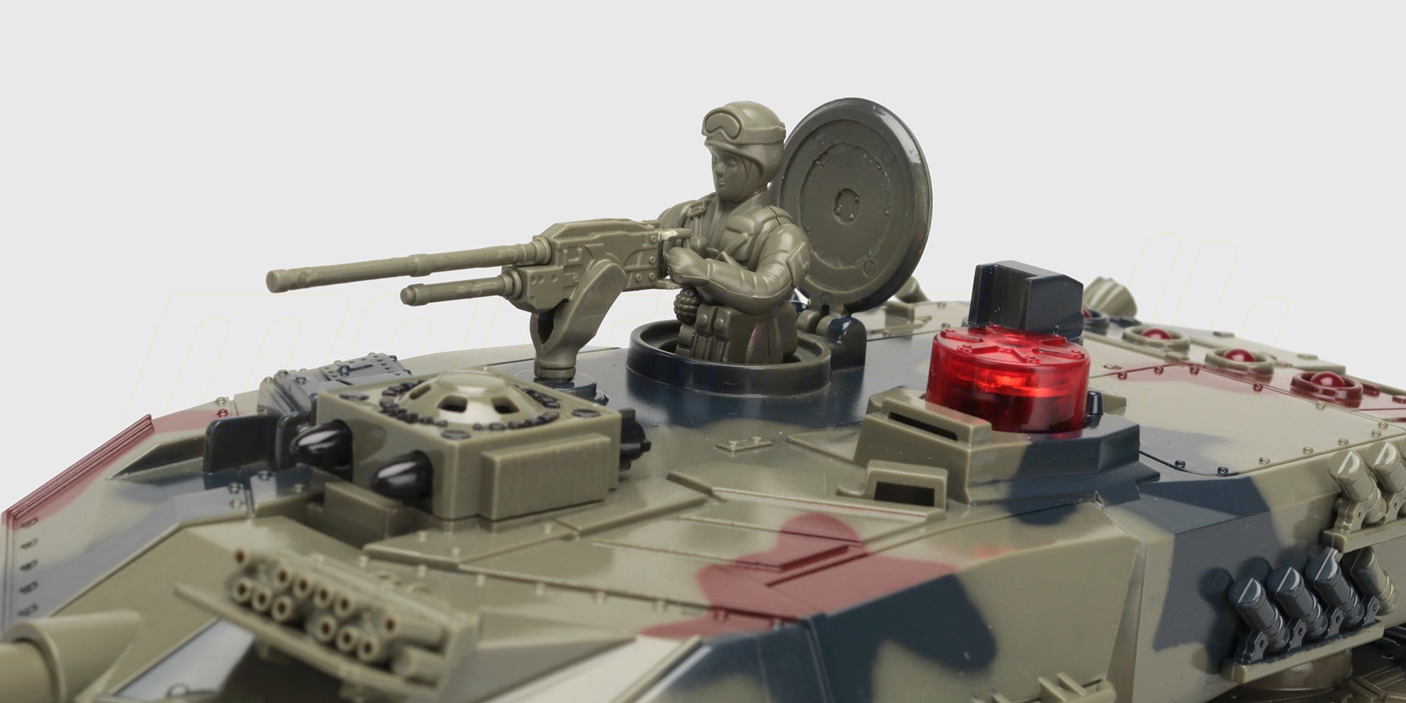 Grøn Battle Tank Metal Limited Edition fjernstyret kampvogn med metaldetaljer i terrængående kørsel.