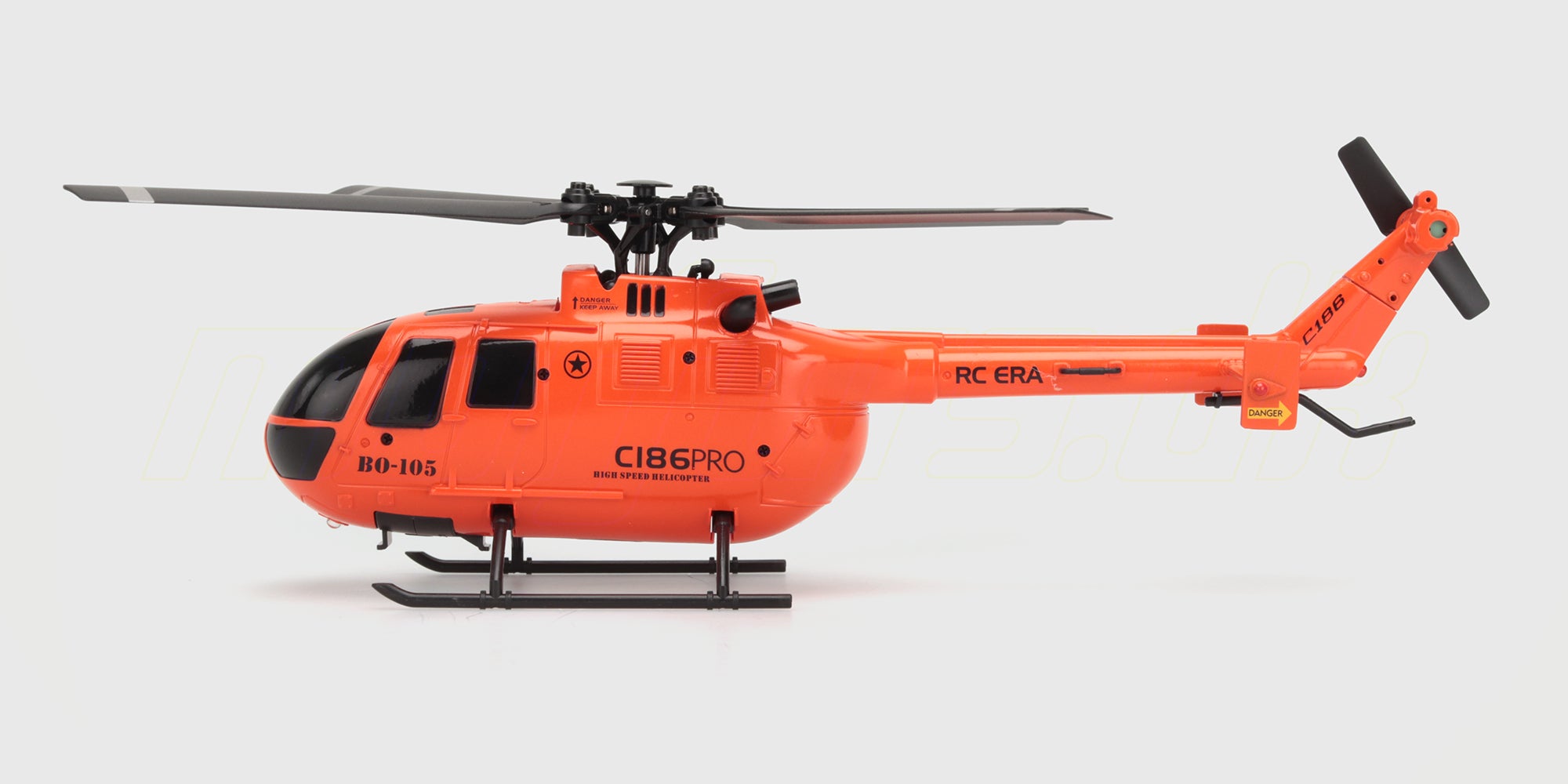 Grå C186 militærhelikopter med fire rotorblade og detaljeret cockpit i luften på hvid baggrund.