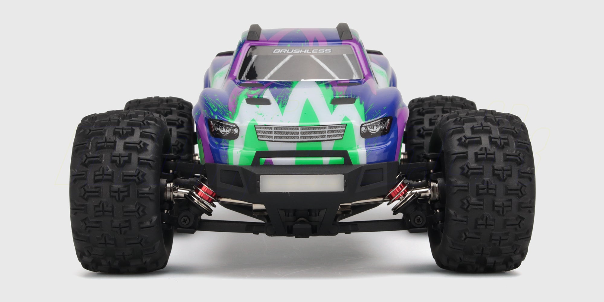 HyperGo Brushless fjernstyret bil i hvid og orange set skråt forfra med fokus på de store offroad dæk.