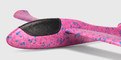 Lyserødt Super Glider skumfly klar til at blive kastet og svæve gennem luften.