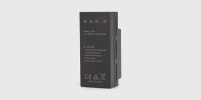Sort HyperGo 7.4V 850mAh Li-ion batteri i hardcase med rødt stik til fjernstyret bil.