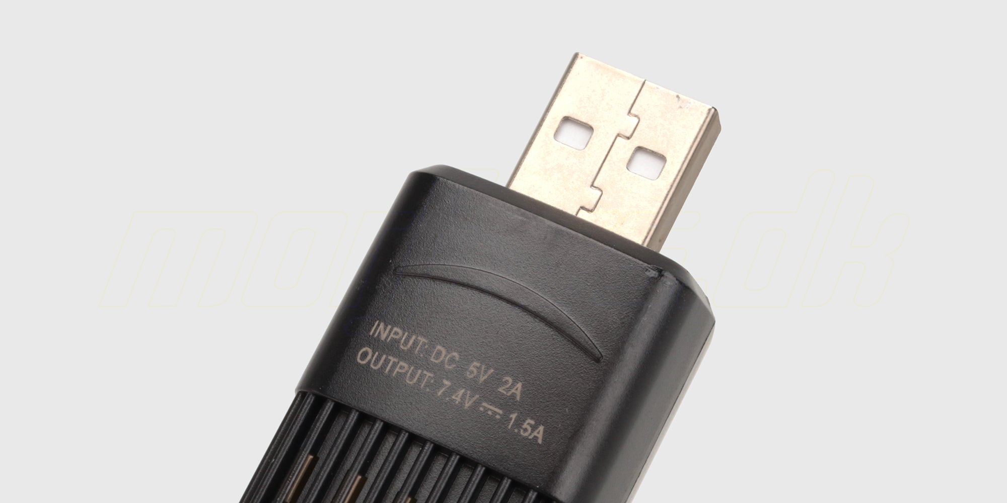 HyperGo USB-ladekabel til 2S LiPo batterier med sort USB-stik og hvidt balance-stik til fjernstyrede biler.
