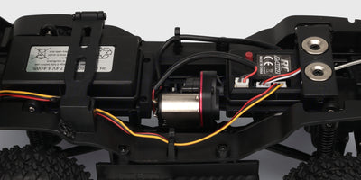 Grøn Wild Beast Mini Crawler fjernstyret bil med LED-lys på taget og store offroad-hjul.