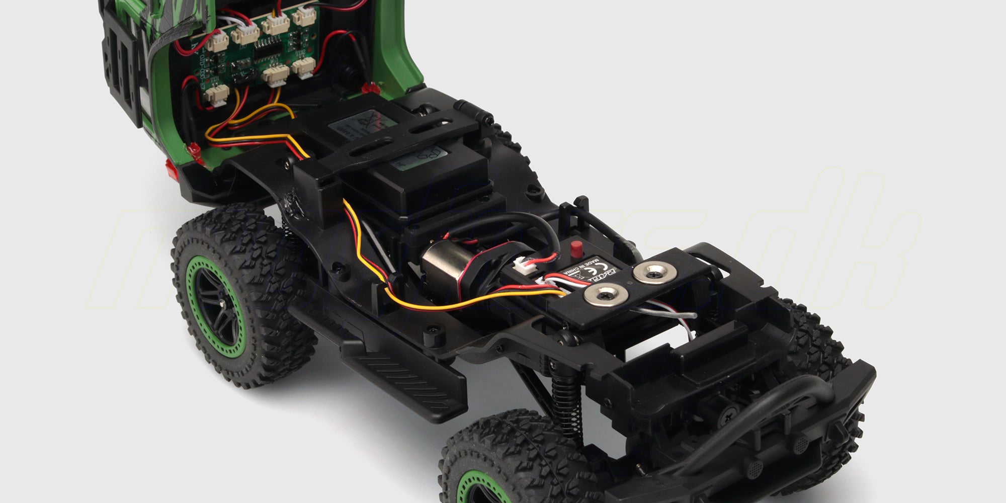 Wild Beast Mini Crawler fjernstyret bil med fokus på de grove offroad-dæk og bilens detaljerede affjedring.