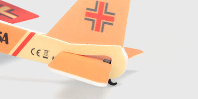 Hvid Mini Glider kaster flyver i flamingo til børn vist tæt på med fokus på detaljer og aerodynamisk form.