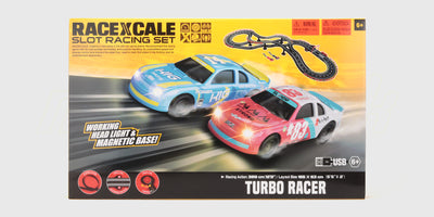 To seje muscle cars dyster på den sorte Muscle Mania racerbane med skarpe sving og loops.