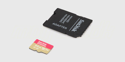 SanDisk Extreme microSDXC hukommelseskort i guld og rød til hurtig lagring af data på fjernstyret udstyr.