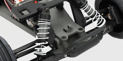 Blå Traxxas Rustler 2WD HD fjernstyret stadium truck med clipless karrosseri set forfra på hvid baggrund.