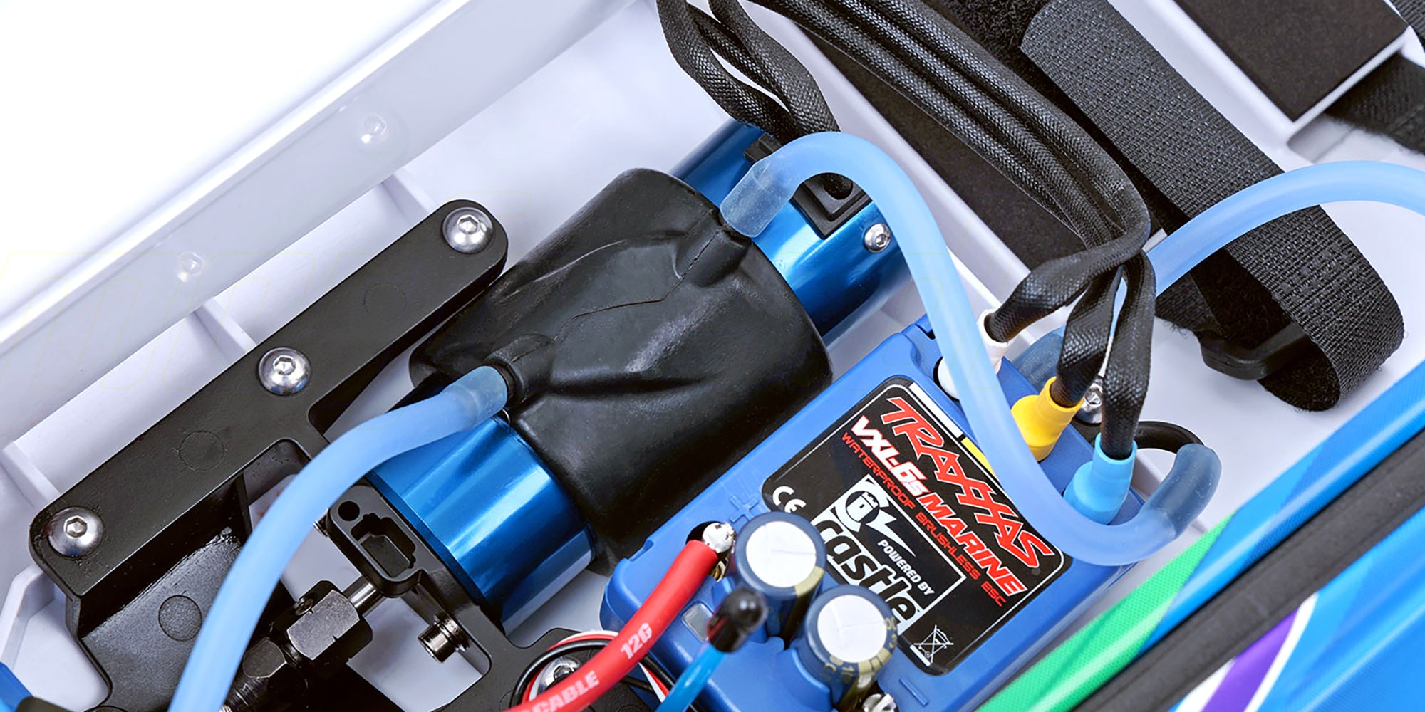 Vandtæt elektronik og højtydende børsteløs motor indeni en Traxxas Spartan SR fjernstyret racer-båd.