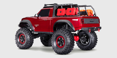 Blå Traxxas TRX-4 Sport High Trail fjernstyret crawler med løftet undervogn og grove dæk til kørsel i terræn.