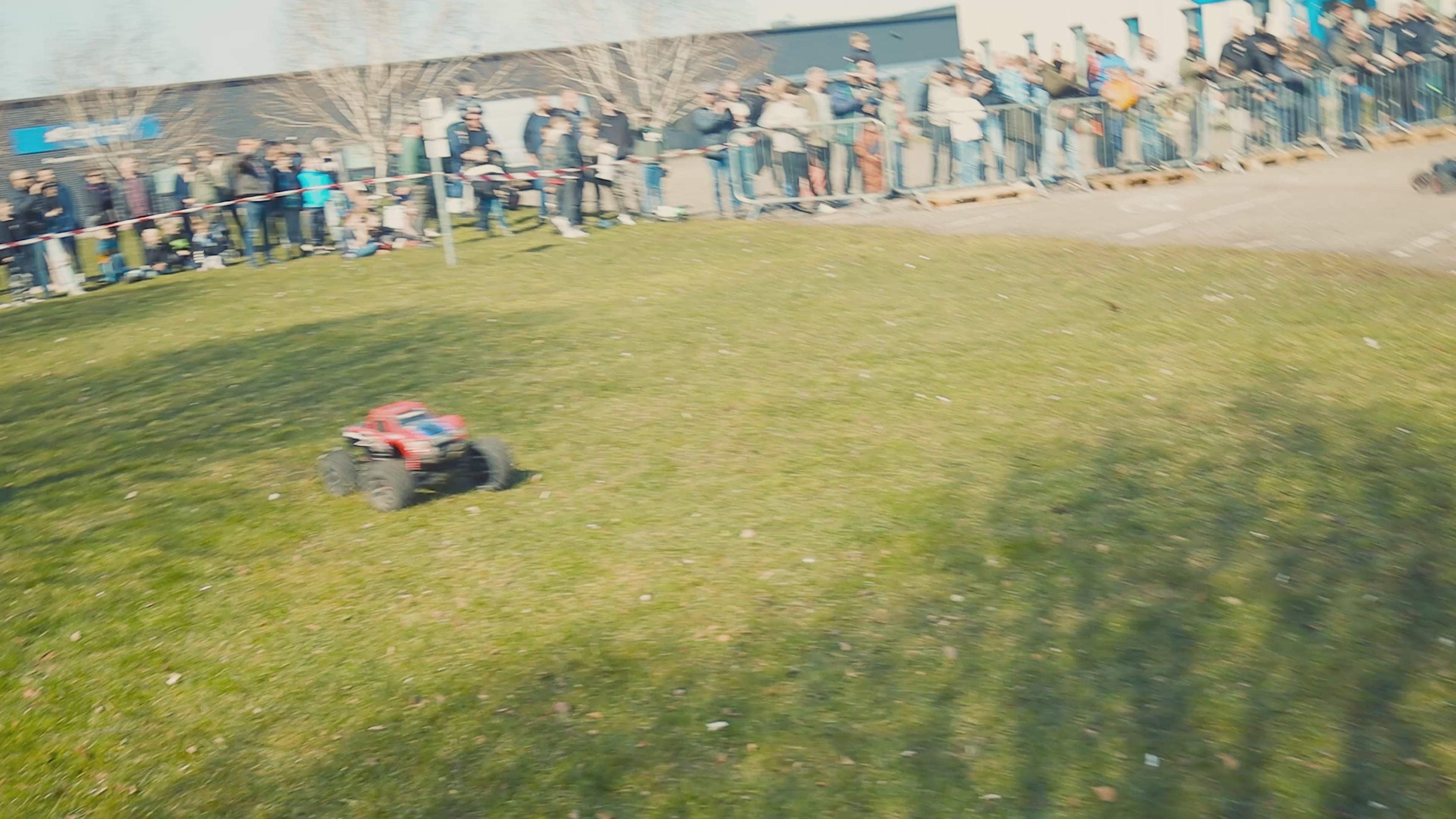 Lataa video: 