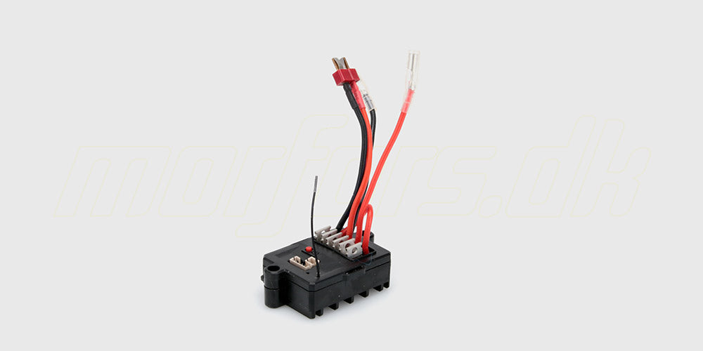 Sort Hammer ESC fartregulator til fjernstyret bil med ledninger og guldstik på hvid baggrund.