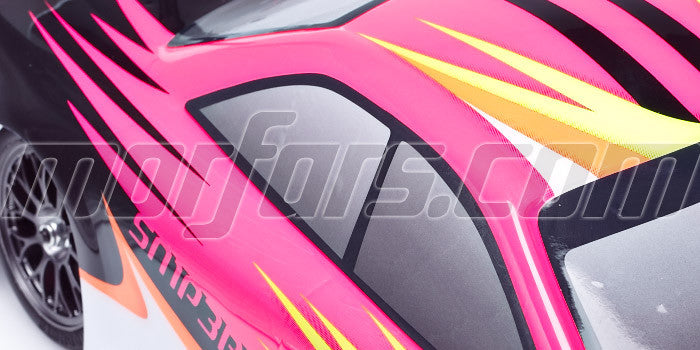 Pink MZDS-6 touring car karosseri til fjernstyret bil set skråt bagfra med hækvinge.