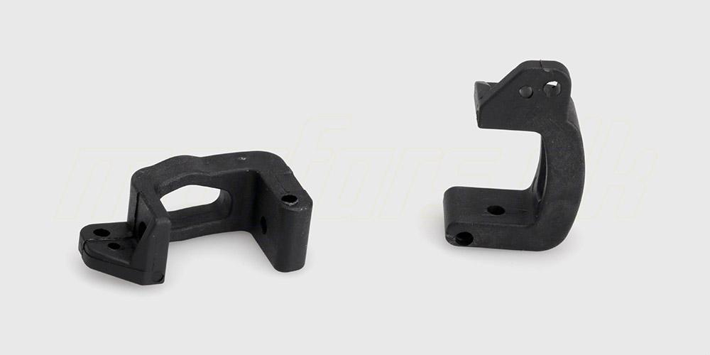 To sorte Vortex front hub carriers styrespindler i plast til en fjernstyret bil vist på en hvid baggrund.