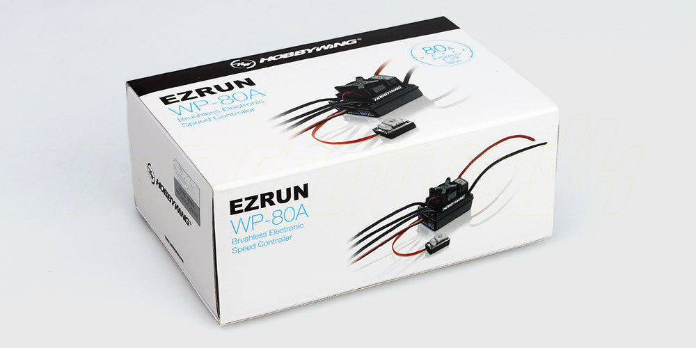 Sort vandtæt Hobbywing EZRUN WP-80A brushless ESC med køleblæser og blå kabler til 1:10 fjernstyrede biler.