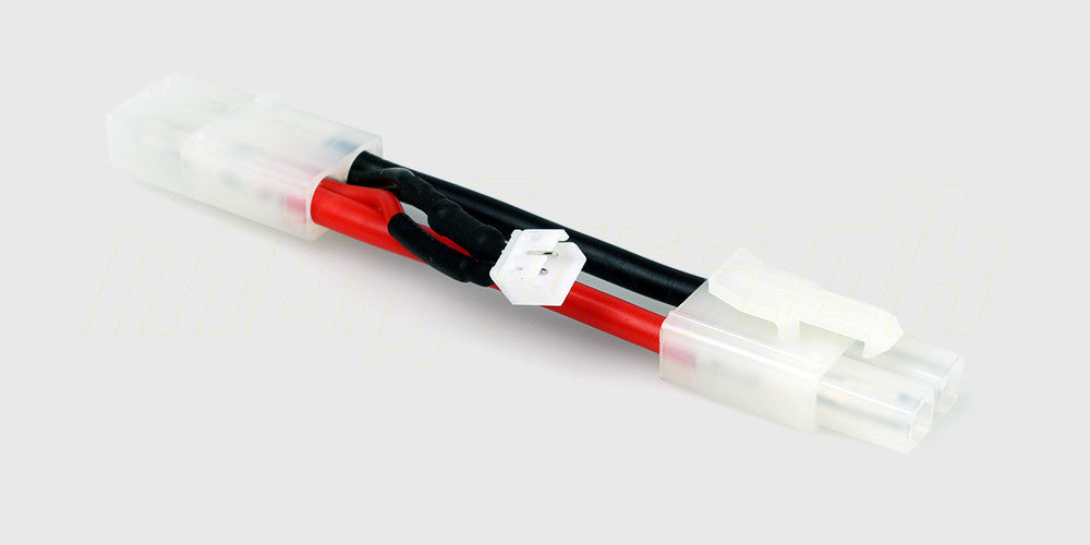LED adapter til fjernstyret bil der omformer 7,2V fra batteri til 6V til lyssæt med Tamiya-stik.