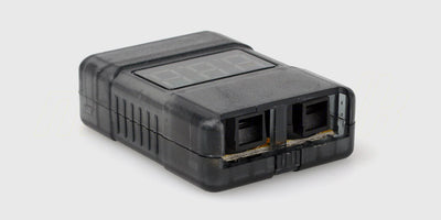 Kompakt LiPo Buzzer V2 lavspændingsalarm med rødt display og dobbelte højttalere til beskyttelse af RC batterier.